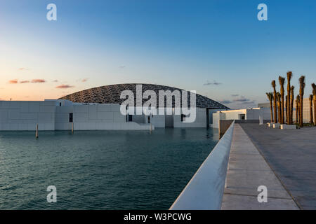 Louvre, Abu Dhabi, Vereinigte Arabische Emirate - Dez. 29, 2017: Das berühmte Museum des französischen Architekten Jean Nouvel - wunderschöne driften Kuppel Stockfoto