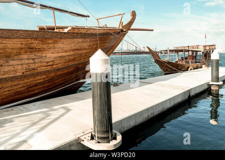 Traditionelle arabische Schiffe für maritime touristische Wanderungen in den Hafen von Deira, Dubai, Nov. 2018 Stockfoto