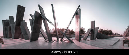 Abu Dhabi, Vereinigte Arabische Emirate - 26. Oktober, 2018: Wahat al Karama - Kriegerdenkmal und Denkmal in Abu Dhabi. Schiefen Säulen. Panorama Stockfoto