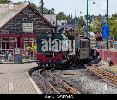 Ex Südafrikanischen Eisenbahnen Garratt NGG 16 Klasse 2-6-2 +2-6-2 Nr. 143 tritt in Porthmadog Station auf der Welsh Highland Railway Stockfoto