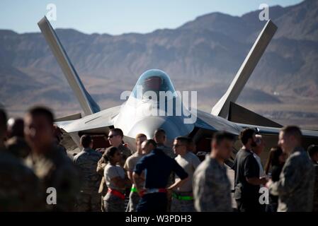 Eine F-22 Raptor fighter Jet bis 422 zugeordnet Test Bewertung Squadron setzt sich auf die Rampe von der Nellis Air Force Base, Nev, 28. Juni 2019. Flieger in einem vierteljährlichen Last Crew Wettbewerb Wartungsteams auf Effizienz und Teamarbeit zu Prüfen beim Laden von inerten Munition konkurrierten. (U.S. Air Force Foto von Airman 1st Class Bryan Guthrie) Stockfoto