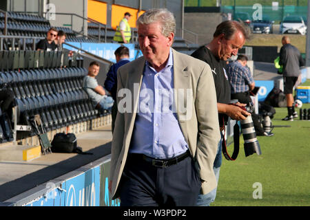 London, Großbritannien. 16. Juli, 2019. Roy Hodgson Manager von Crystal Palace kommt für die Saisonvorbereitung Freundschaftsspiel, Barnet FC v Crystal Palace im Hive Stadion in Edgware, London am Dienstag, 16. Juli 2019. Dieses Bild dürfen nur für redaktionelle Zwecke verwendet werden. Nur die redaktionelle Nutzung, eine Lizenz für die gewerbliche Nutzung erforderlich. Keine Verwendung in Wetten, Spiele oder einer einzelnen Verein/Liga/player Publikationen. pic von Tom Smeeth/Andrew Orchard sport Fotografie/Alamy Live news Credit: Andrew Orchard sport Fotografie/Alamy leben Nachrichten Stockfoto