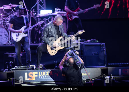 LUCCA, Italien - 16 Juli, 2019: Der italienische Sänger Eros Ramazzotti durchführen auf der Bühne von Lucca Summer Festival in Lucca für seine Vita ce n'è World Tour.. Stefano Dalle Luche/Alamy Leben Nachrichten. Stockfoto