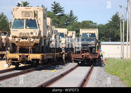 Militärische Fahrzeuge und Ausrüstungsgegenstände von der 1158th Transportation Company der Wisconsin National Guard sind auf triebwagen Juli 10, 2019, am Fort McCoy, Wis. Die Unternehmen, die Ausrüstung ist in Fort Hood, Texas, geladen, ein Teil einer großen Übung später im Jahr zu sein. Die Schiene wird geladen und die damit verbundenen Arbeiten wurde von der 1158th Soldaten und Mitarbeiter mit der Festung McCoy Logistics Readiness Center Transport Division abgeschlossen. (U.S. Armee Foto von Scott T. Sturkol, Public Affairs Office, Fort McCoy, Wis.) Stockfoto