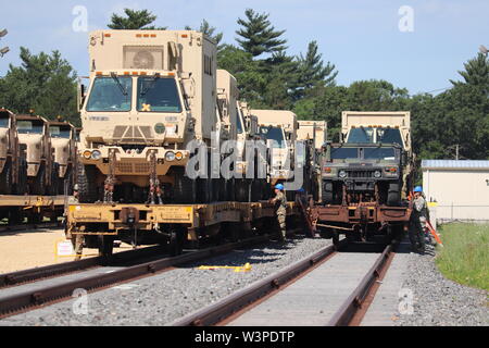 Militärische Fahrzeuge und Ausrüstungsgegenstände von der 1158th Transportation Company der Wisconsin National Guard sind auf triebwagen Juli 10, 2019, am Fort McCoy, Wis. Die Unternehmen, die Ausrüstung ist in Fort Hood, Texas, geladen, ein Teil einer großen Übung später im Jahr zu sein. Die Schiene wird geladen und die damit verbundenen Arbeiten wurde von der 1158th Soldaten und Mitarbeiter mit der Festung McCoy Logistics Readiness Center Transport Division abgeschlossen. (U.S. Armee Foto von Scott T. Sturkol, Public Affairs Office, Fort McCoy, Wis.) Stockfoto