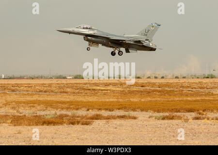 Eine F-16 Fighting Falcon, die 309th Fighter Squadron zugeordnet, landet Juli 12, 2019, bei Luke Air Force Base, Ariz. Das 309Th FS wurde 1994 reaktiviert und hat sich seitdem kontinuierlich produziert Kampfpiloten und Kampf bereit, Flieger, fliegen mehr als 2.000 Einsätze im Jahr. (U.S. Air Force Foto von Airman 1st Class Aspen Reid) Stockfoto