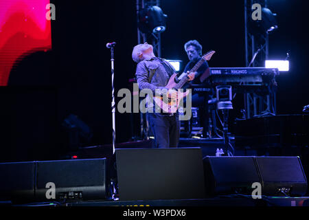 LUCCA, Italien - 16 Juli, 2019: Der italienische Sänger Eros Ramazzotti durchführen auf der Bühne von Lucca Summer Festival in Lucca für seine Vita ce n'è World Tour.. Stefano Dalle Luche/Alamy Leben Nachrichten. Stockfoto