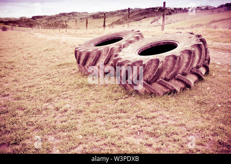 Paar Reifen eines großen Traktor zerlegt und in einem Italienischen Landstraße links Stockfoto