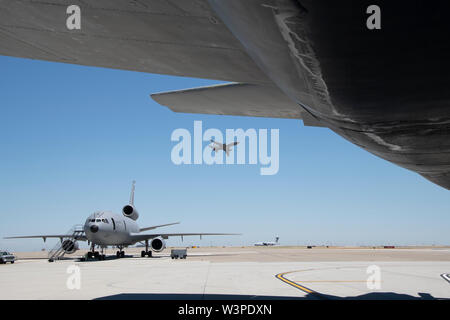 Us Air Force KC-10 Extender auf dem Flug Linie ruht Juli 11, 2019 bei Travis Air Force Base, Kalifornien. Obwohl die KC-l 0 Die primäre Aufgabe die Luftbetankung ist, die Aufgaben einer Tank- und Transportflugzeug durch Betankung Kämpfer, während gleichzeitig die Unterstützung für das Personal und die Geräte kombinieren können. (U.S. Air Force Foto von Heide Couch) Stockfoto