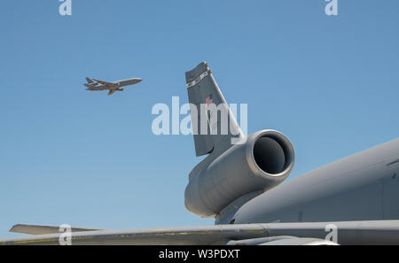 Us Air Force KC-10 Extender auf dem Flug Linie ruht Juli 11, 2019 bei Travis Air Force Base, Kalifornien. Obwohl die KC-l 0 Die primäre Aufgabe die Luftbetankung ist, die Aufgaben einer Tank- und Transportflugzeug durch Betankung Kämpfer, während gleichzeitig die Unterstützung für das Personal und die Geräte kombinieren können. (U.S. Air Force Foto von Heide Couch) Stockfoto