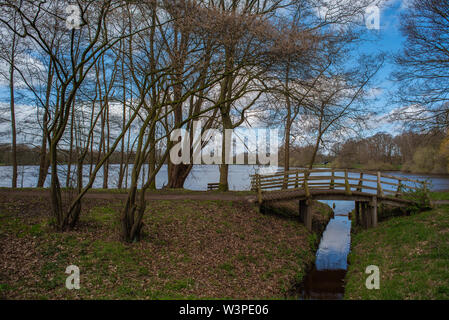 Das Wasser findet immer seinen Weg durch die Natur Stockfoto