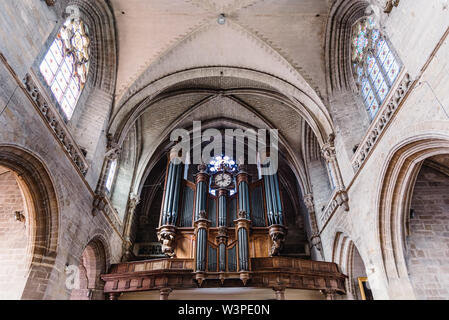 Vannes, Frankreich - 6 August 2018: Orgel und Gewölbe der Kathedrale von Vannes. Es ist eine römisch-katholische Kirche, die dem Heiligen Petrus in gotische St.-gewidmet Stockfoto