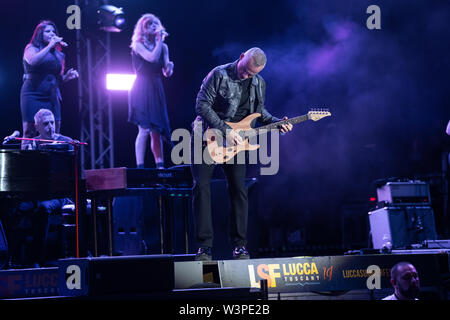 LUCCA, Italien - 16 Juli, 2019: Der italienische Sänger Eros Ramazzotti durchführen auf der Bühne von Lucca Summer Festival in Lucca für seine Vita ce n'è World Tour.. Stefano Dalle Luche/Alamy Leben Nachrichten. Stockfoto