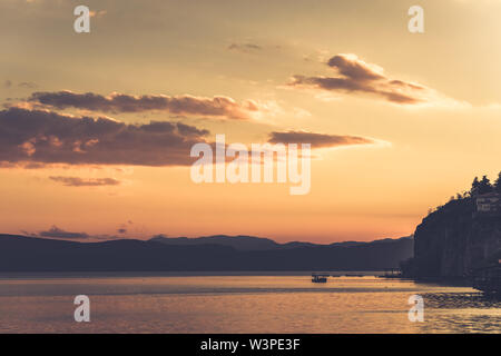 Sonnenuntergang über der wunderschönen See von Ohrid, Republik Mazedonien Stockfoto