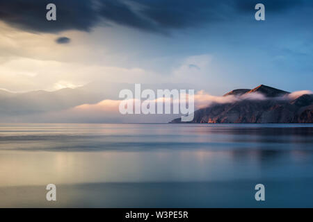 Sonnenlicht bei Sonnenaufgang auf der Insel Prvić. Baska Bay. Kroatien. Stockfoto