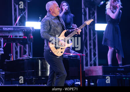 LUCCA, Italien - 16 Juli, 2019: Der italienische Sänger Eros Ramazzotti durchführen auf der Bühne von Lucca Summer Festival in Lucca für seine Vita ce n'è World Tour.. Stefano Dalle Luche/Alamy Leben Nachrichten. Stockfoto