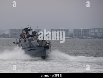 SAN DIEGO (5. Juni 2019) - Die Besatzung des Mark VI Patrouillenboot, an die in den Küstenzonen Riverine Squadron 3 zugewiesen, führt weg von der Küste von San Diego. Mitglieder der Küsten Riverine Kraft Durchführung von Missionen zur Unterstützung der Hafen- Sicherheit, maritime Force Protection, high-value Asset Security, humanitäre Hilfe und Katastrophenhilfe, und Schulungs-/Partnerschaft Übungen mit fremden Nationen. (U.S. Marine Foto von MC1 Woody S. Paschall/freigegeben) Stockfoto