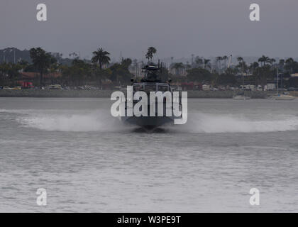 SAN DIEGO (5. Juni 2019) - Die Besatzung des Mark VI Patrouillenboot, an die in den Küstenzonen Riverine Squadron 3 zugewiesen, führt weg von der Küste von San Diego. Mitglieder der Küsten Riverine Kraft Durchführung von Missionen zur Unterstützung der Hafen- Sicherheit, maritime Force Protection, high-value Asset Security, humanitäre Hilfe und Katastrophenhilfe, und Schulungs-/Partnerschaft Übungen mit fremden Nationen. (U.S. Marine Foto von MC1 Woody S. Paschall/freigegeben) Stockfoto