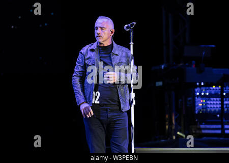 LUCCA, Italien - 16 Juli, 2019: Der italienische Sänger Eros Ramazzotti durchführen auf der Bühne von Lucca Summer Festival in Lucca für seine Vita ce n'è World Tour.. Stefano Dalle Luche/Alamy Leben Nachrichten. Stockfoto