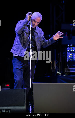 LUCCA, Italien - 16 Juli, 2019: Der italienische Sänger Eros Ramazzotti durchführen auf der Bühne von Lucca Summer Festival in Lucca für seine Vita ce n'è World Tour.. Stefano Dalle Luche/Alamy Leben Nachrichten. Stockfoto