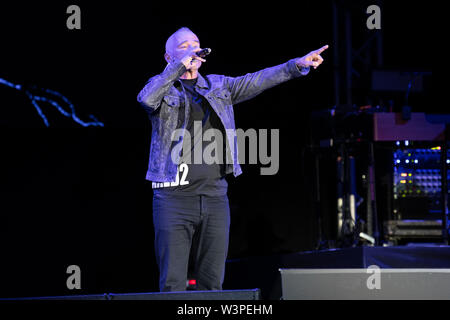 LUCCA, Italien - 16 Juli, 2019: Der italienische Sänger Eros Ramazzotti durchführen auf der Bühne von Lucca Summer Festival in Lucca für seine Vita ce n'è World Tour.. Stefano Dalle Luche/Alamy Leben Nachrichten. Stockfoto