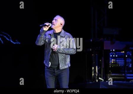 LUCCA, Italien - 16 Juli, 2019: Der italienische Sänger Eros Ramazzotti durchführen auf der Bühne von Lucca Summer Festival in Lucca für seine Vita ce n'è World Tour.. Stefano Dalle Luche/Alamy Leben Nachrichten. Stockfoto