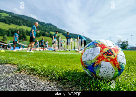 Bramberg am Wildkogel, Österreich. 17. Juli, 2019. BRAMBERG AM WILDKOGEL, 17-07-2019, Ajax in Österreich. Vor der Saison 2019-2020. Ajax-Ausbildung. Adidas Ball (R) während des Trainings. Credit: Pro Schüsse/Alamy leben Nachrichten Stockfoto