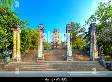 Thien Mu Pagode in der Stadt Hue, Vietnam. Dies ist der alte Tempel aus dem 19. Jahrhundert bis heute und auch die spirituelle touristische Attraktionen in Hue Stockfoto