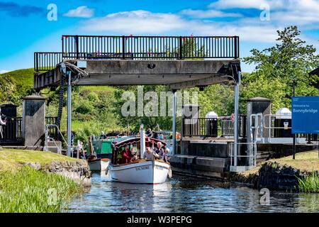 Boote, die unter einer Liftbrücke auf dem Forth und Clyde Kanal fahren Stockfoto