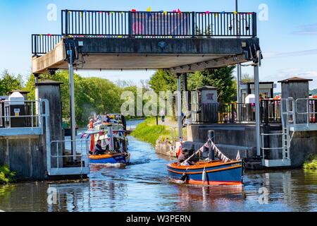 Boote, die unter einer Liftbrücke auf dem Forth und Clyde Kanal fahren Stockfoto