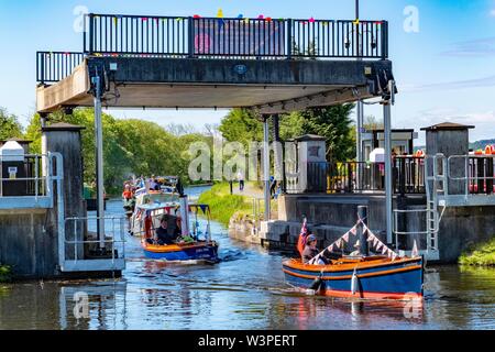 Boote, die unter einer Liftbrücke auf dem Forth und Clyde Kanal fahren Stockfoto