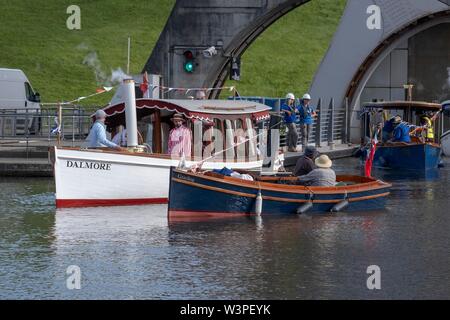 Boote und Lastkähne auf dem Forth und Clyde Kanal. Stockfoto