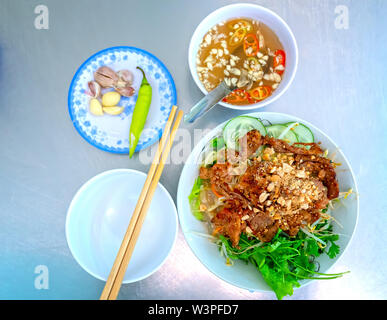 Reis Nudeln mit Fleisch vom Grill mit Kräutern, Knoblauch Chili Sauce ist die Spezialität von Vietnam Essen Stockfoto