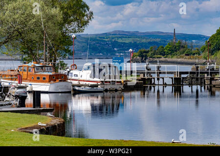 Boote und Lastkähne auf dem Forth und Clyde Kanal. Stockfoto