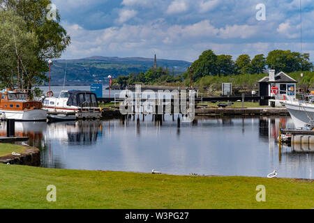 Boote und Lastkähne auf dem Forth und Clyde Kanal. Stockfoto