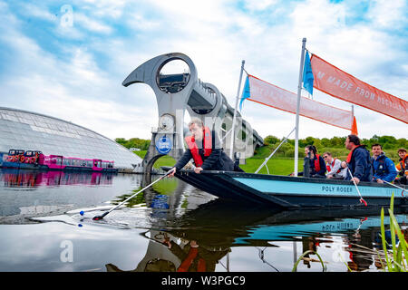 Freiwillige aufnehmen Wurf canal Bank Stockfoto