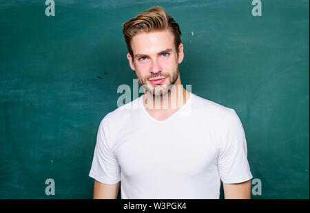 Vorteile für männliche Grundschullehrerin sind reichlich vorhanden. Lehre könnte mehr Spaß machen. Lehrer der beste Freund von Lernenden. Meister der Vereinfachung. Mann Lehrer vor der Tafel. Zurück zu Schule. Stockfoto