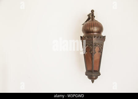 Orientalische Lampe Holz auf weißer Wand Hintergrund Stockfoto