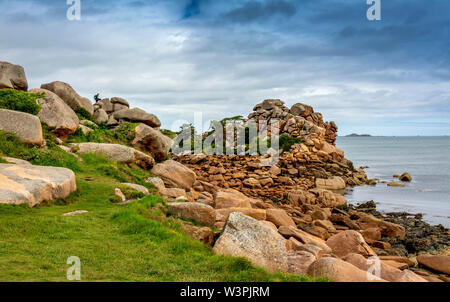 Ploumanach, riesige Felsen an der Cote De Granit Rose pink, Cotes-d'Armor, Bretagne, Frankreich Stockfoto