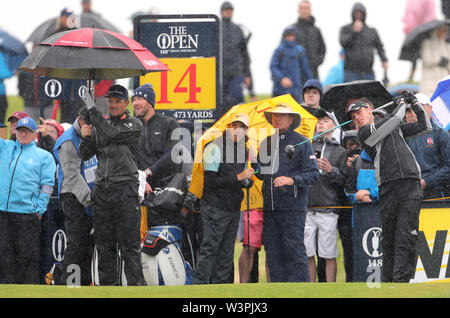 England's Thomas Thurloway (rechts) T-Stücken aus dem 14. als Justin Rose (links) und Tommy Fleetwood auf Uhren während Vorschau Tag vier der Open Championship 2019 im Royal Portrush Golf Club. Stockfoto