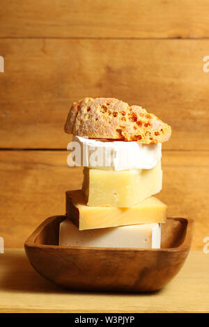 Verschiedene Arten von Käse im rustikalen Landschaft. Stapel von Käse in Houten Stockfoto