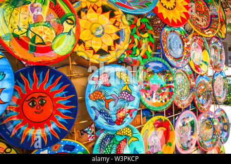 Farbenfrohe handgefertigte dekorative mexikanischen Platten mit vielen Mustern auf dem Display auf dem lokalen Markt in Puerto Vallarta Stockfoto