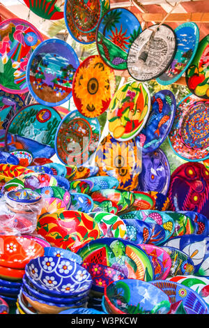 Farbenfrohe handgefertigte dekorative mexikanischen Platten mit vielen Mustern auf dem Display auf dem lokalen Markt in Puerto Vallarta Stockfoto