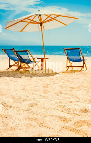 Sonnige Sommer Blick auf den Sandstrand mit Liegen und Sonnenschirm und blaues Meer. Perfekte Ferien in Puerto Vallarta in Mexiko. Stockfoto