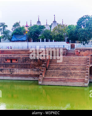 Krishna-Tempel im Keshi Ghat am Fluss Yamuna in Vrindavan in der Nähe der Stadt Mathura im Bundesstaat Uttar Pradesh in Indien Stockfoto