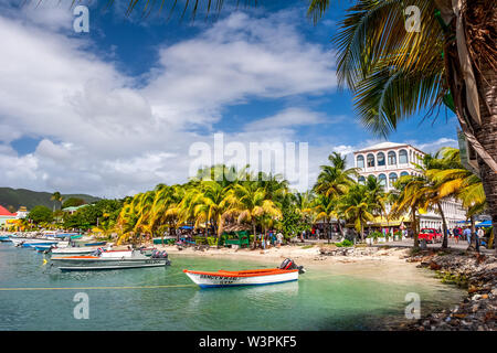 Sint Maarten/Karibik/Niederlande - Januar 23.2008: Blick auf den Hafen mit Booten in das blaue Meer mit Palmen verankert. Stockfoto