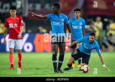 Ghanaischer Fußballspieler Emmanuel Okyere Boateng von Dalian Yifang F.C., der Schwarze Mann, spielt in der 18. Runde der Chinese Football Association Super League (CSL) gegen Guangzhou Evergrande Taobao in Guangzhou City, die Hauptstadt der Provinz Guangdong, China, 16. Juli 2019. Stockfoto