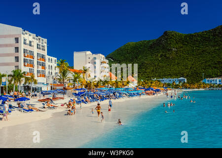 Sint Maarten/Karibik/Niederlande - Januar 23.2008: Sommer Blick auf den Sandstrand mit Menschen ruhen und schwimmen im türkisblauen Farbe Meer. Stockfoto