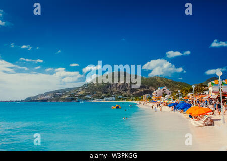 Sint Maarten/Karibik/Niederlande - Januar 23.2008: Sommer Blick auf den Sandstrand mit Menschen ruhen und schwimmen im türkisblauen Farbe Meer. Stockfoto