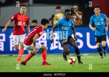 Ghanaischer Fußballspieler Emmanuel Okyere Boateng von Dalian Yifang F.C., der Schwarze Mann, spielt in der 18. Runde der Chinese Football Association Super League (CSL) gegen Guangzhou Evergrande Taobao in Guangzhou City, die Hauptstadt der Provinz Guangdong, China, 16. Juli 2019. Stockfoto